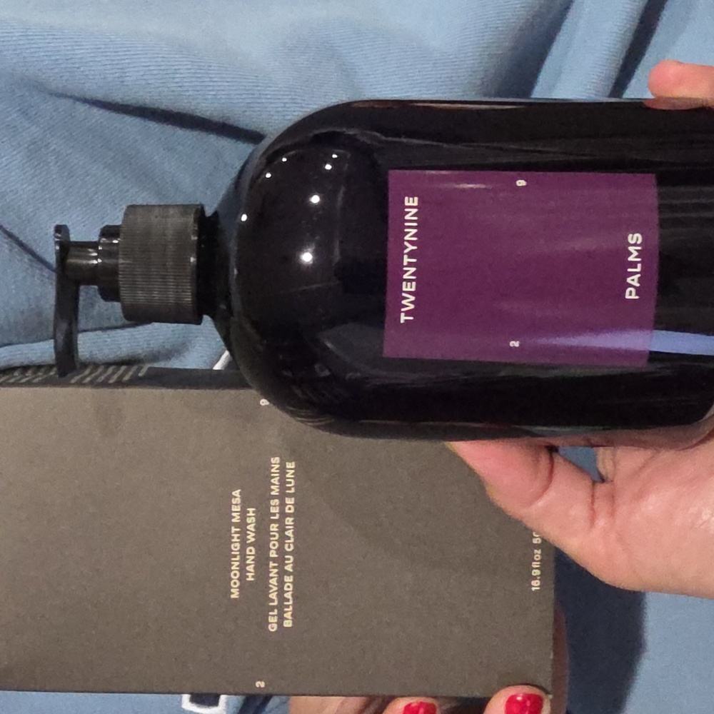 New 29 Palms Hand Wash Moonlight Mesa
500 mLBergamot, Jojoba, Aloe Leaf